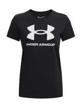 Remera de manga corta Under Armour, color negro con el logo de la marca y el nombre impresos en blanco en el centro del pecho. Presenta cuello redondo acanalado y un ajuste clásico.