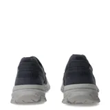 Zapatos tipo slip-on de la marca Caterpillar, confeccionados en lona de color azul marino con suela de goma gris de alta tracción. Presentan costuras reforzadas en la puntera y el logo de la marca en el lateral y la parte frontal de la suela.