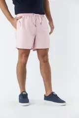 Short de baño liso con cintura elástica y cordón de ajuste. Cuenta con dos bolsillos laterales, un bolsillo posterior y un aplique de logo en goma en la pierna.