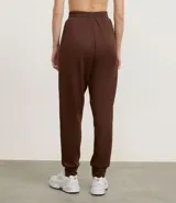Pantalón deportivo tipo jogger de la marca Get Over, confeccionado en una mezcla de poliéster, modal y elastano. Presenta cintura elástica con cordón de ajuste, bolsillos delanteros amplios y puños elásticos en los tobillos.