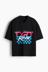 Remera de malla negra con cuello en V, mangas cortas y hombros caídos. Presenta un estampado frontal con la frase "THUNDER X RACING TEAM" y un diseño gráfico en tonos rosa, azul y celeste con la palabra "RACING" y un patrón de cuadros.