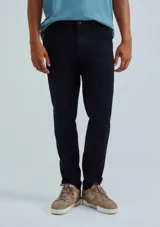Pantalón de vestir color verde oscuro, de corte slim, con bolsillos laterales y traseros. Se ajusta a la cintura con botón y cierre.