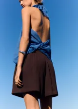 Short de corte recto y estilo casual, confeccionado en algodón. Presenta cintura elástica con cordón ajustable y un diseño minimalista.