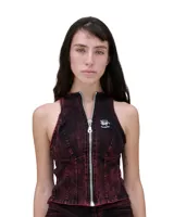 Top estilo nadador con cierre frontal completo, confeccionado en tela con efecto lavado artesanal en tonos rojizos y negros. Presenta un diseño ajustado con costuras visibles y un pequeño logo bordado en el pecho.
