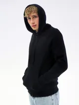 Campera deportiva unisex color beige, confeccionada en algodón con felpa, con capucha, cierre frontal y bolsillo tipo canguro.