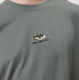 Remera de algodón color verde oliva, con corte holgado y cuello redondo. Presenta un pequeño bordado en el pecho con el logo de la marca Rusty y un diseño de pez.