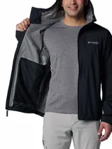 Chaqueta impermeable y transpirable de la línea Titanium de Columbia, con tecnología Omni-Tech y costuras selladas. Presenta capucha ajustable, cremallera frontal revestida de PU, ventilación en las axilas, bolsillos con cierre y puños ajustables.