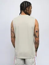 Musculosa deportiva Umbro color negro con cuello y sisas en gris. Presenta el logo de la marca bordado en el pecho.