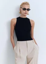 Pantalon de vestir de tiro alto con diseño recto, detalle de pinzas delanteras, cierre frontal oculto con cremallera y gancho, trabillas para cinturón, bolsillos laterales y bolsillo de ribete posterior.