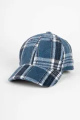 Gorro con visera tipo dad hat en color azul con patrón de cuadros estilo tartán en tonos blancos y negros.