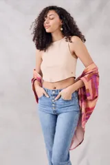 Top negro de algodón peinado, corte crop y cuello redondo.