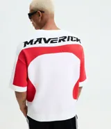 Camisa de punto para hombre de manga corta, diseño bicolor en blanco y rojo, con estampado lettering "Maverick" en el pecho y escudo deportivo de Osaka.