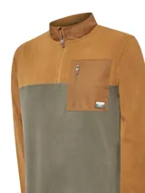 Buzo de polar con diseño color block en tonos tostado y verde oliva. Presenta cuello alto con cierre medio, bolsillo frontal con cierre y parche decorativo con logo de la marca.