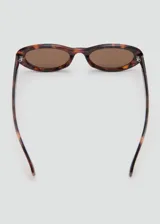 Lentes de sol con montura ovalada de pasta con estampado carey y cristales marrones.
