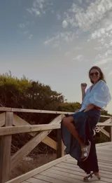 Pantalón de jean liviano azul oscuro con diseño de volados en las piernas y tiro medio.