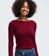 Suéter de punto ajustado con escote canoa y mangas largas. Presenta una superficie lisa y acabado clean, confeccionado en una mezcla de viscosa, poliéster y poliamida.