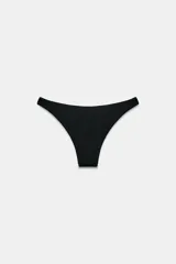 Braguita de bikini básica color negro, de tiro medio con cintura elástica y forro interior.