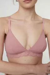 Soutien triangular rosa de microfibra rib, con copa removible y puntilla en el contorno bajo busto. Cierre trasero con broche de 4 posiciones y breteles ajustables.