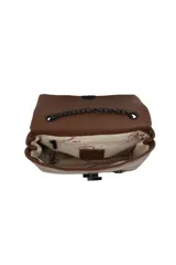 Cartera tipo bandolera de color camel, con solapa frontal, cierre magnético circular negro y detalle de aplique metálico en forma de labios. Incluye correa de cadena metálica negra.