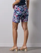 Short de gabardina elastizada con estampado floral en tonos azules, rosas y violetas. Pretina ancha elastizada y bolsillos delanteros.