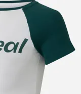 Remera de algodón con diseño tipo ringer, de corte ajustado y mangas cortas con sisa raglán en color verde oscuro. Presenta estampa frontal con lettering Montreal y detalles en color blanco.
