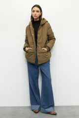 Campera puffer con capucha, de diseño acolchado, cierre frontal con botones a presión, bolsillos laterales y puños elastizados.