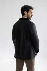 Campera de cuero color marrón claro con cuello de piel sintética color crema.