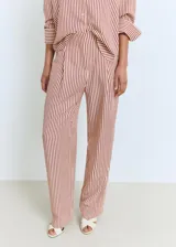 Pantalón recto de tiro medio con diseño de rayas y detalle de pinzas, forro interior y bolsillos laterales y traseros.