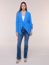 Chaqueta liviana azul de silueta fluida y diseño abierto, con solapa caída, mangas tres cuartos con presilla y argolla metálica, y ruedo irregular.