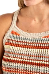 Top tejido de punto con diseño a rayas horizontales en tonos tierra, naranja y crema. Presenta un corte al cuerpo, escote halter y breteles finos.