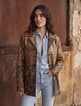 Blazer de cuero envejecido color camel con efecto desteñido, solapas clásicas, cierre frontal de botones y bolsillos frontales con solapa.