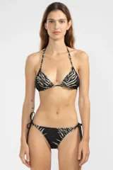 Bombacha de bikini con tiras laterales ajustables, confeccionada en tejido jacquard con estampado animal print tipo cebra.