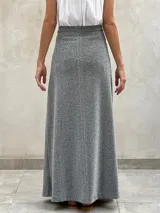 Pollera larga negra de corte recto.