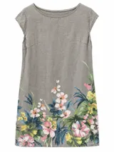 Vestido corto de lino color visón, con escote redondo, mangas cortas estilo japonés y diseño estampado de flores en la parte inferior.
