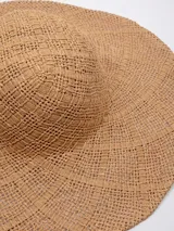 Gorro negro de paja trenzada con ala ancha moldeable.