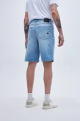 Bermuda de jean celeste con corte recto y bolsillos delanteros y traseros.