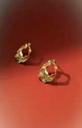 Aros de diseño orgánico con textura irregular y acabado brillante, con cierre de perno.
