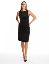 Vestido midi sin mangas confeccionado en terciopelo negro. Presenta escote redondo cerrado en el frente y un profundo escote en V en la espalda. Su diseño sigue la línea del cuerpo con pinzas de entalle laterales y una falda que se abre ligeramente hacia el ruedo.