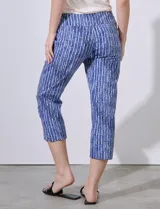 Pantalón capri de gabardina elastizada con estampado floral multicolor.