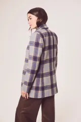 Blazer gris con estampado de cuadros en azul y marrón, solapas de muesca, cierre con un botón y bolsillos con solapa.