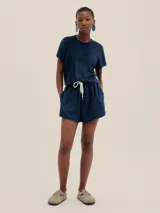 Short azul marino de tela de toalla con cintura elástica ajustable con cordón, bolsillos laterales y parche con logo de Polonio.