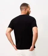 Remera de manga corta color bordó con textura acanalada vertical, cuello redondo con abertura estilo Henley y botones frontales.
