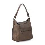 Cartera tipo hobo de cuero sintético color rojo ladrillo, con correa de hombro ajustable. Tiene cierre superior con solapa y broche magnético, bolsillo frontal con cierre, bolsillos laterales con cierre y múltiples bolsillos internos.