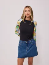 Remera de natación manga larga con protección UV, cuerpo en color negro y mangas con estampado floral tropical. Presenta cuello redondo y logo de la marca estampado en el pecho.