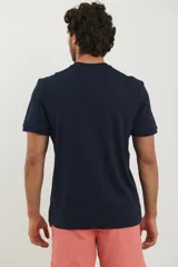 Remera tipo henley de manga corta, color beige, con cuello redondo y cartera de botones frontal.