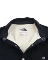 Chaqueta abotonada The North Face Campshire para hombre, color gris oscuro, con forro polar interior, cuello clásico, mangas largas con puños y un bolsillo frontal.