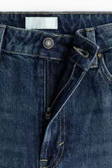 Jeans de denim de algodón rígido, con diseño curvy fit de tiro alto y cinco bolsillos. Presentan pernera recta con ajuste holgado desde la cadera hasta el muslo, y corte baggy hasta el dobladillo.