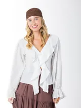 Blusa color blanco confeccionada en bambula liviana, con textura suave y caída fluida, escote en V con volados y mangas largas con puños elásticos.