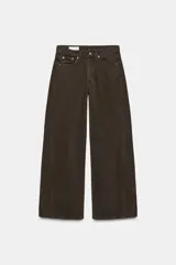 Jeans de tiro medio con diseño wide leg y pernera ancha, estilo de cinco bolsillos, cierre frontal con cremallera y botón metálico.
