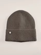 Gorro tipo beanie de tejido de punto acanalado, con vuelta en el borde y detalle de aplique metálico circular con logo de la marca.